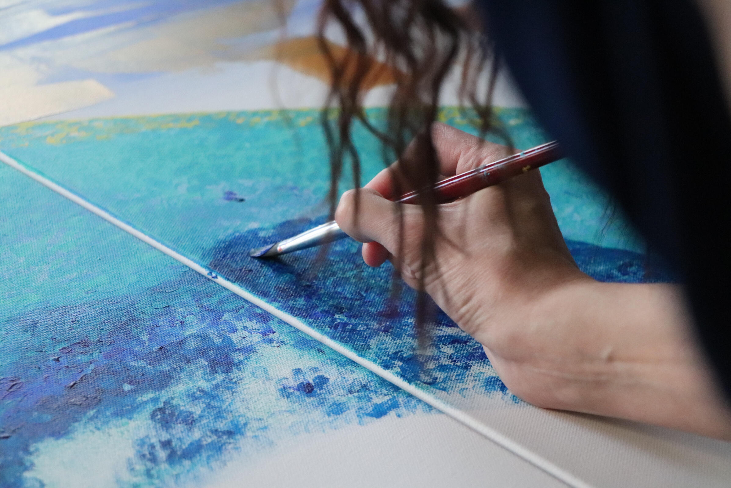 Layla Messner painting by Kelly's Perspective Autistic art activist Layla Messner painting by Kelly’s Perspective. Close-up photograph of the artist's hand holding a paintbrush, but Kelly's Perspective.